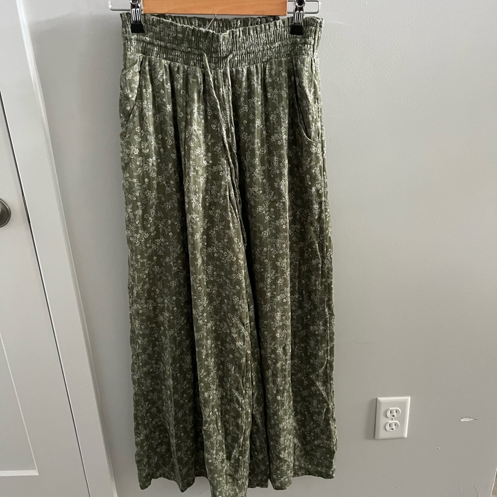 AE Green Floral Wide-Leg Flowy Pants